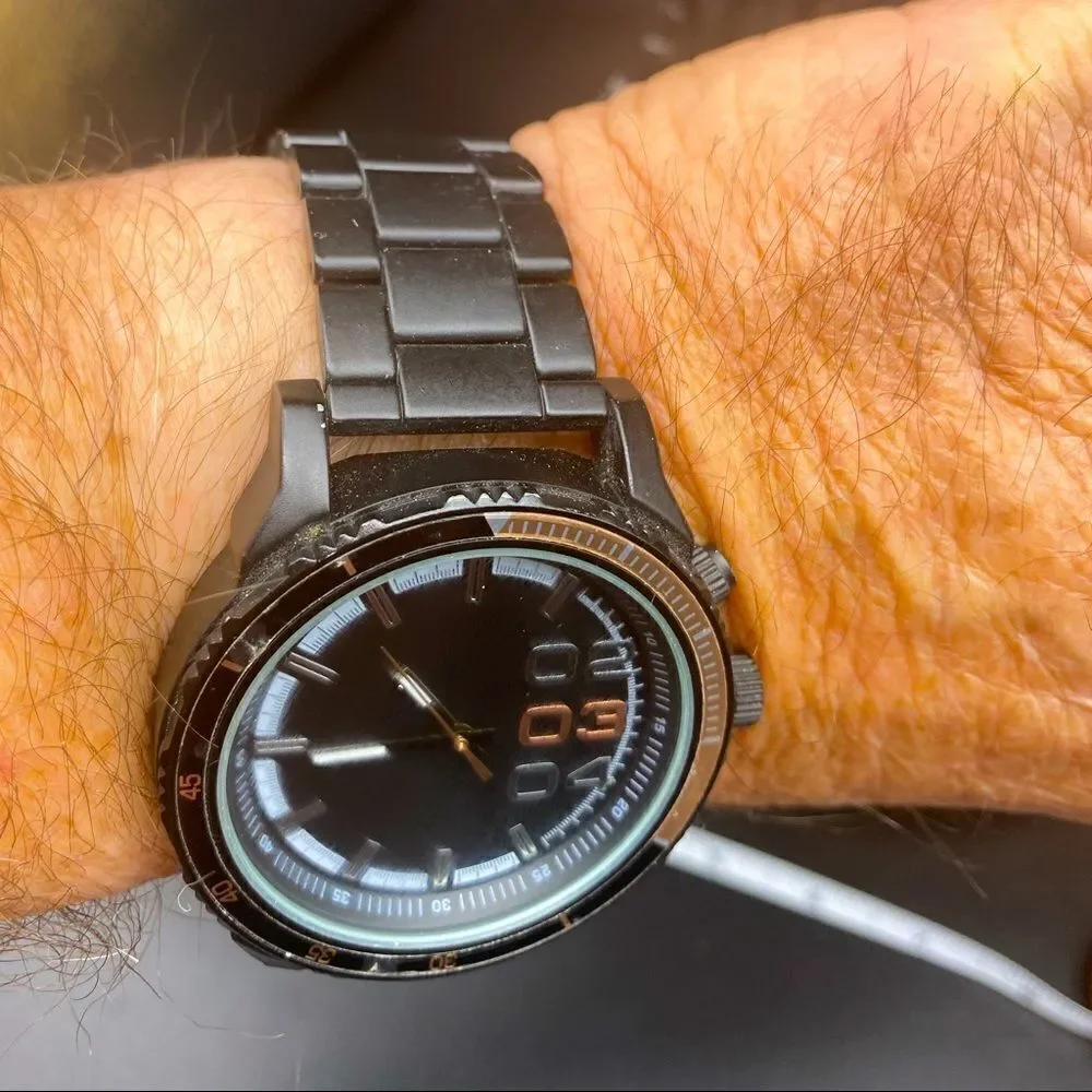 Mens large no name watch that is NWOT and works perfectly